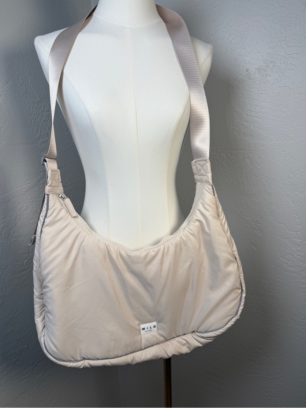 WILO Quilted Nylon Shoulder Bag Cream Puffer Tote Slouchy Lightweight Zipper